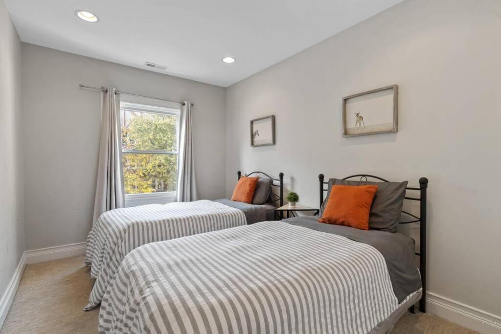 Holiday home Luxe 6br House Trendy Logan Square Garage Access *