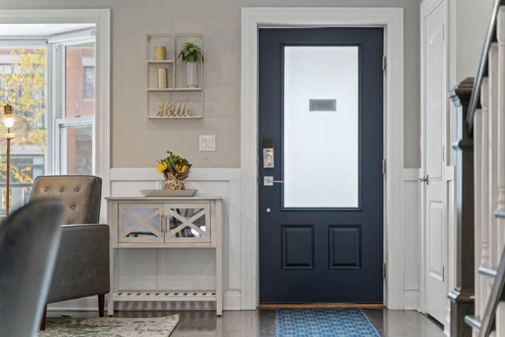Holiday home Luxe 6br House Trendy Logan Square Garage Access *