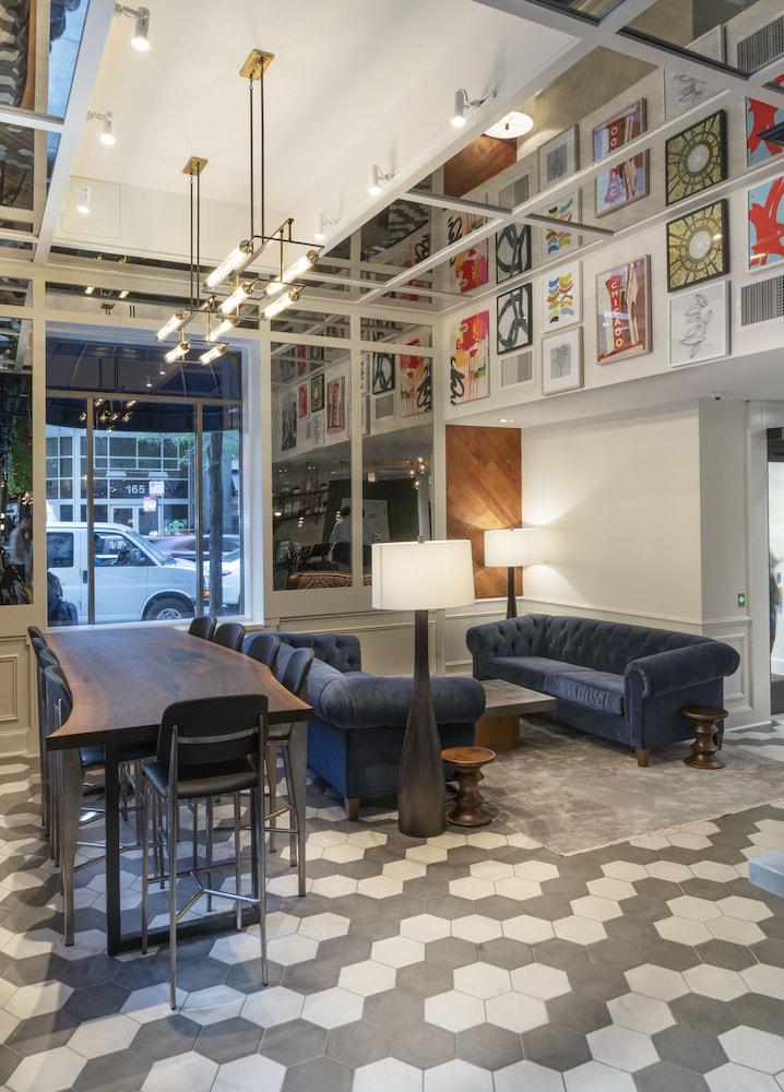 Saint Clair - Magnificent Mile Chicago