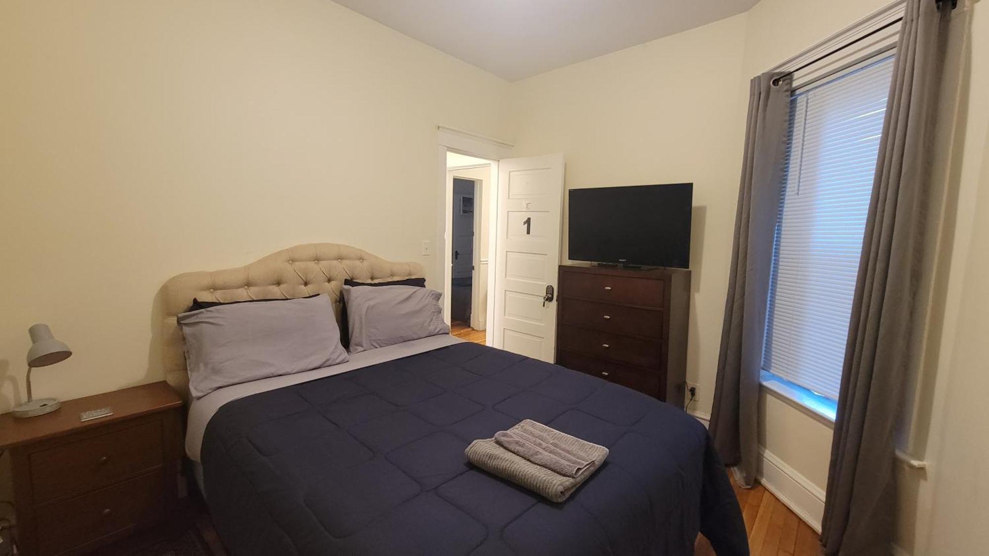 Chateau De Woodlawn - Peaceful 3 Bedroom Apartment. Chicago