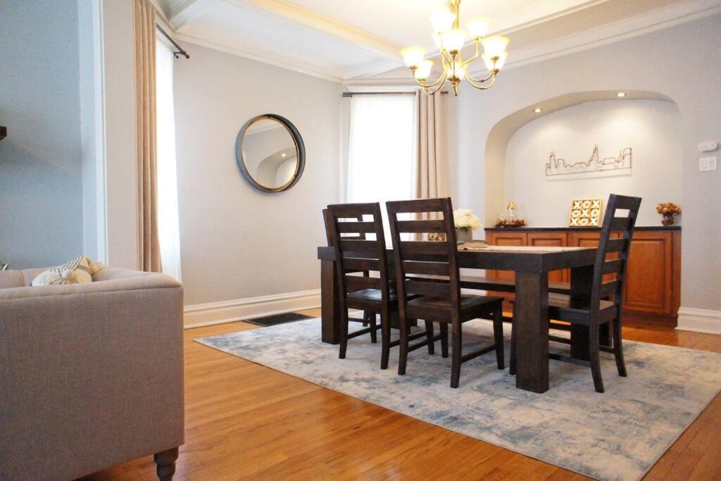 Cozy Nest In Chicago's Vibrant Lincoln Square Apartment Chicago