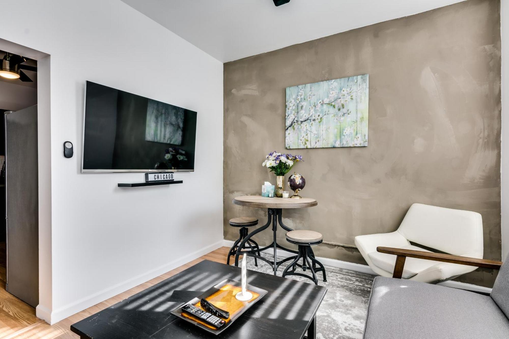 Welcome To West Town! 2 Bedrooms And Pet Friendly Apts Apartment