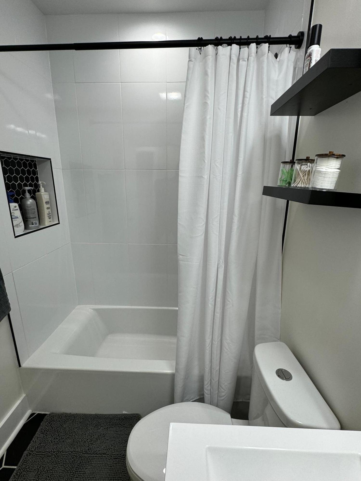 Chic Euro Getaway- Close To Downtown Apartment