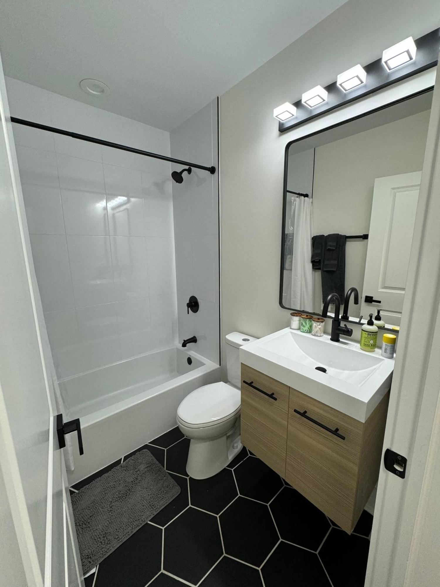 Chic Euro Getaway- Close To Downtown Apartment *