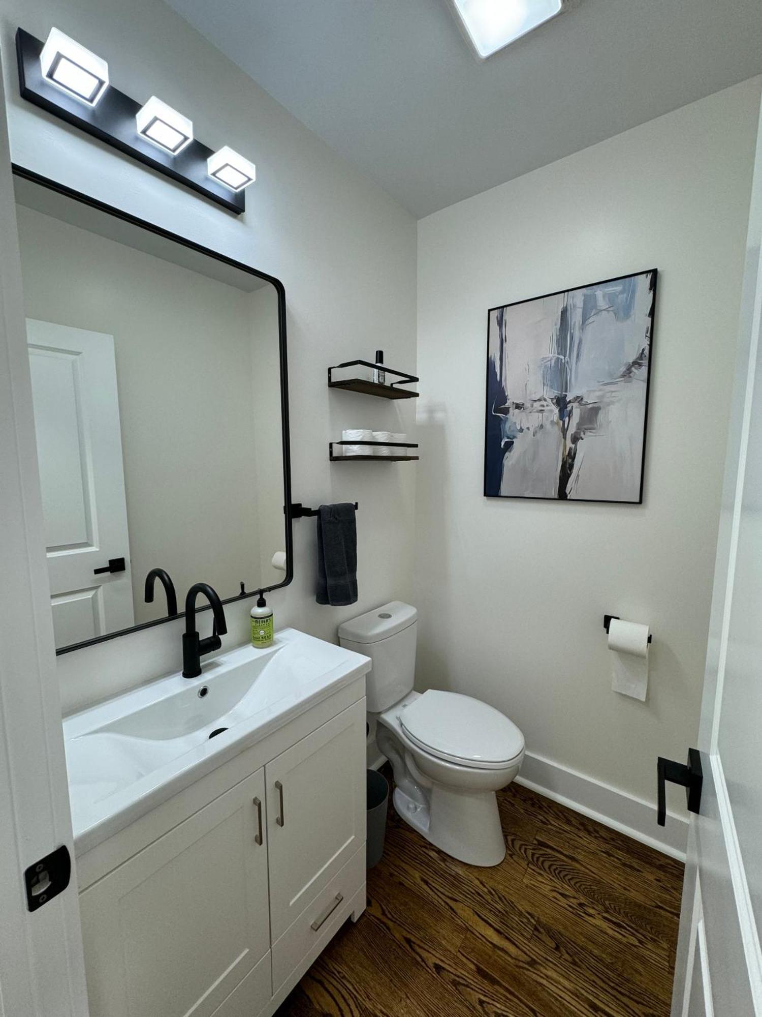 Chic Euro Getaway- Close To Downtown Chicago