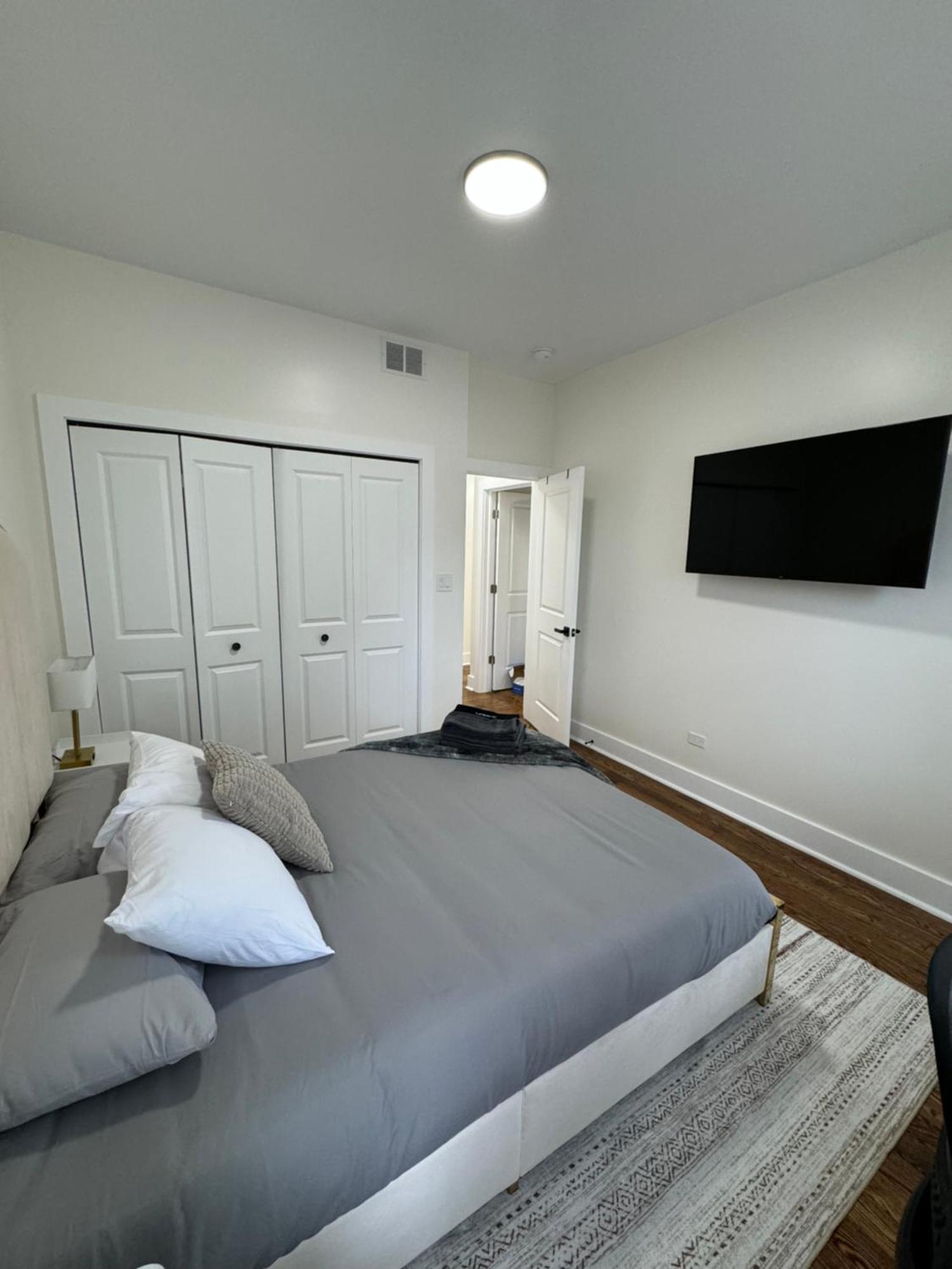 Chic Euro Getaway- Close To Downtown Apartment