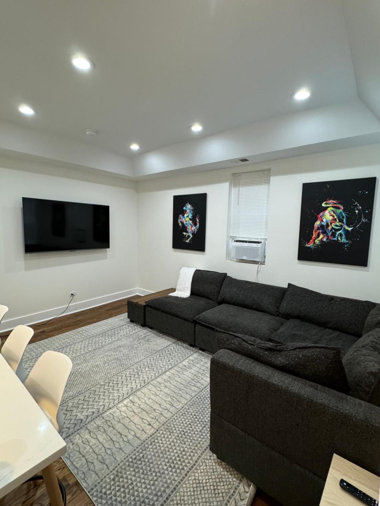Chic Euro Getaway- Close To Downtown