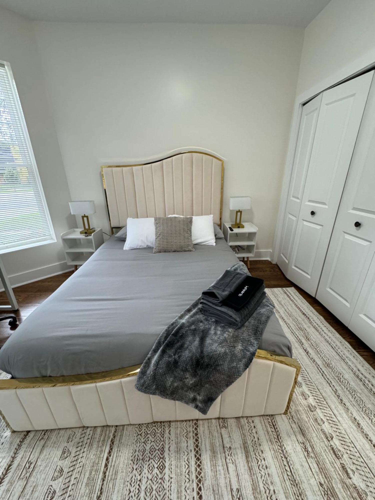 Chic Euro Getaway- Close To Downtown Apartment *