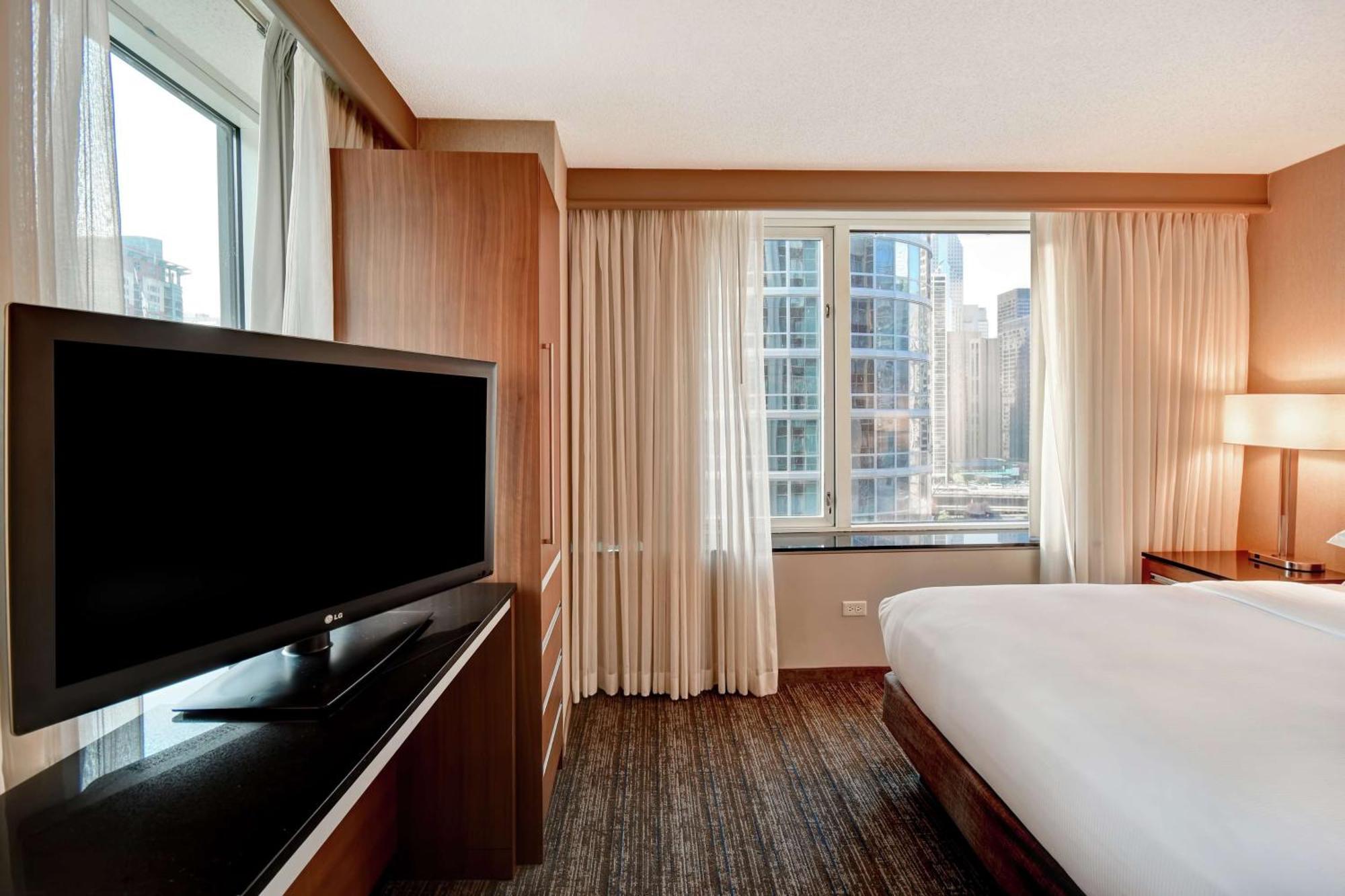 Hotel Embassy By Hilton Downtown Magnificent Mile 4*