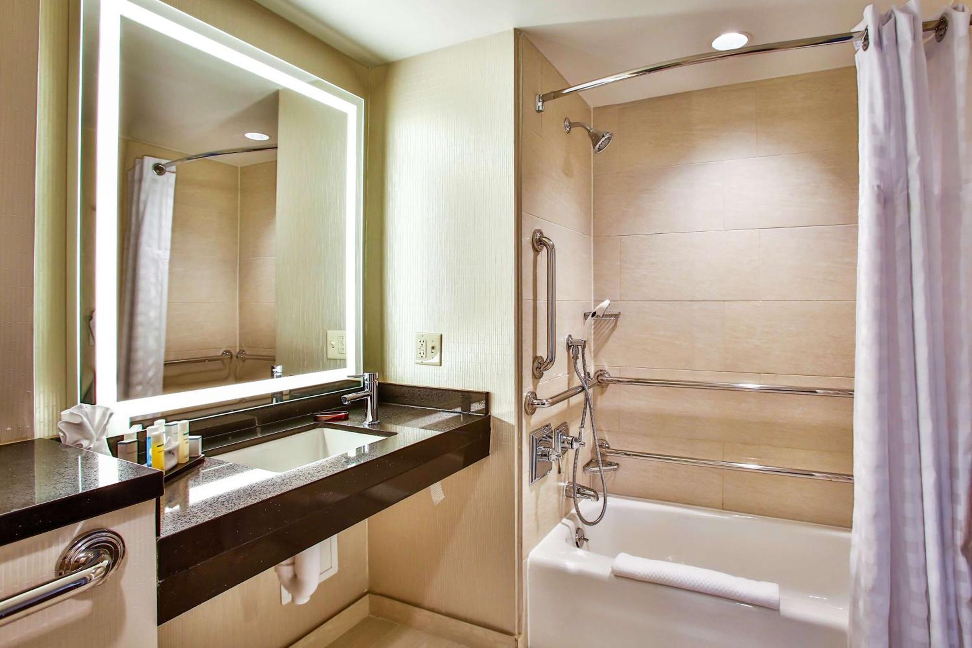 Hotel Embassy By Hilton Downtown Magnificent Mile