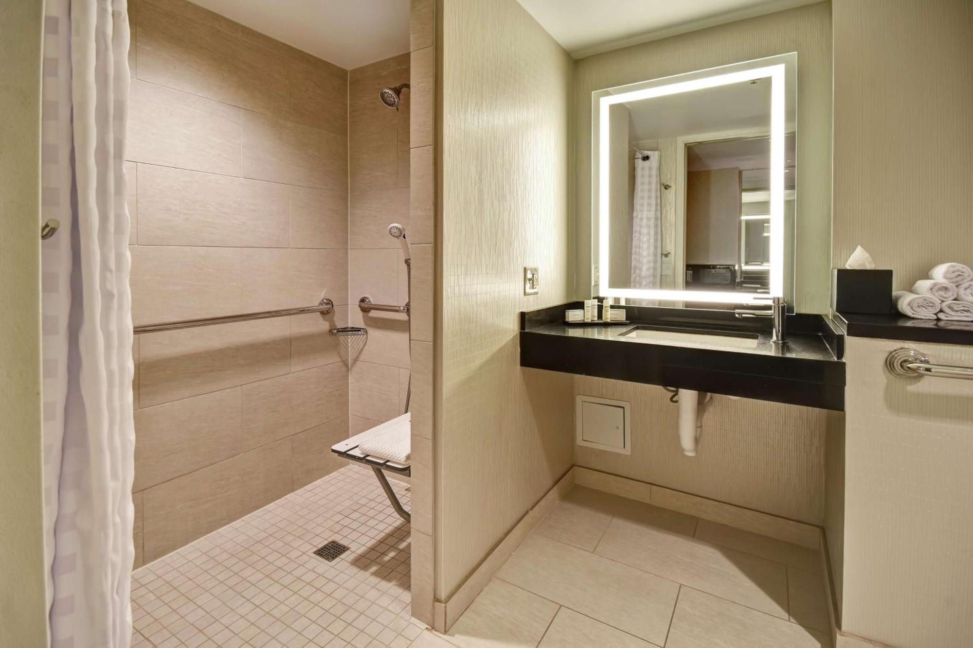 Hotel Embassy By Hilton Downtown Magnificent Mile 4*
