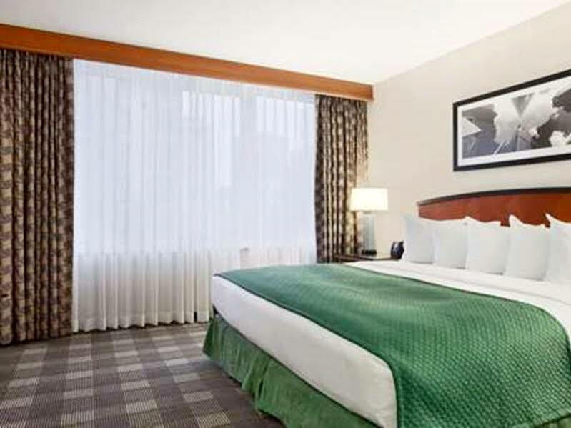 Embassy By Hilton Downtown Magnificent Mile Hotel 4*