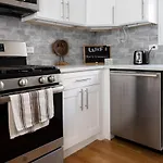 Frontdesk Updated West Town 2 Bedroom Apt With W&D