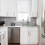 Frontdesk Updated West Town 2 Bedroom Apt With W&D