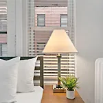 Chic & Updated Studio Apt In East Lakeview - Barry S1