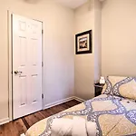 Modern Chicago Condo About 9 Miles To Downtown!