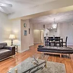 Modern Chicago Condo About 9 Miles To Downtown!