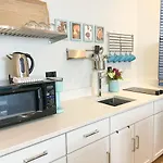 Wrigleyville Friends Unit - 5Bdrm