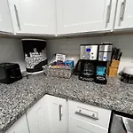Lovely Logan Square 2-Bedroom In Chicago