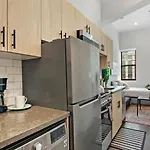 Simple Studio Apt With In-Unit Laundry - Wilson 403