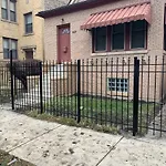 Cheerful Bedroom Free Parking Approx 15 Mins To Downtown Chicago!