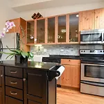 Cozy, Bright And A Great Location!