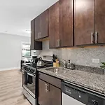 1-Bedroom Chic Apartment With Laundry - Brompton 55-57 Rep