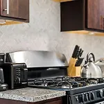1-Bedroom Chic Apartment With Laundry - Brompton 55-57 Rep