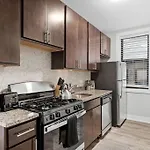 1-Bedroom Chic Apartment With Laundry - Brompton 55-57 Rep