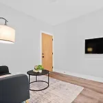 Chic & Fully Furnished Studio Apt With Laundry - Brompton 61-66 Rep