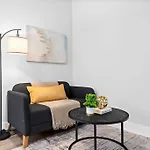 Chic & Fully Furnished Studio Apt With Laundry - Brompton 61-66 Rep