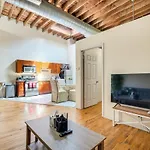 Central Chicago Loft Walk To Soldier Field!
