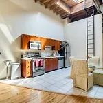 Central Chicago Loft Walk To Soldier Field!