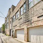 Central Chicago Loft Walk To Soldier Field!