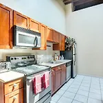 Central Chicago Loft Walk To Soldier Field!