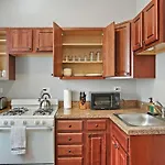 Enchanting 1-Bedroom Lakeview Apartment - Belmont F6