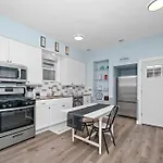 Cozy, Top-Floor 3Br Loft With Balcony In West Town