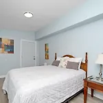 Cozy, Top-Floor 3Br Loft With Balcony In West Town