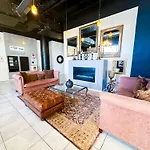Mccormick Place Beautiful Studio With Optional Parking And Gym Access That Sleeps Up To 4