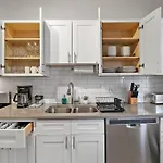 Modern & Spacious 3Br Apt With In-Unit Laundry - Bstone 2