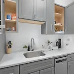 Modern & Fully Furnished 1Br Apartment - Oakdale 3S