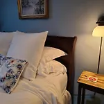 Well-Appointed Cozy Portage Park Apt, Dogs, Kids, Free Parking, 420 Compliant