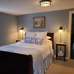 Well-Appointed Cozy Portage Park Apt, Dogs, Kids, Free Parking, 420 Compliant
