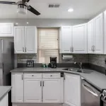 Contemporary 3Br Irving Park Gem Near Expressway