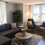 Spacious Historic Apartments In Lakeview Chicago - Walk To Wrigley, Nightlife, Shops, Hospitals