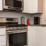 The Double Play - 1 Min Walk To Wrigley! Spacious 2Br - Perfect For Cubs Fans!