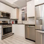 The Double Play - 1 Min Walk To Wrigley! Spacious 2Br - Perfect For Cubs Fans!