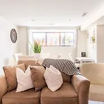 Cozy 2 Brm Apartment Mins Away From United Center