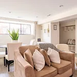 Cozy 2 Brm Apartment Mins Away From United Center