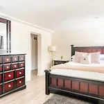 Cozy 2 Brm Apartment Mins Away From United Center
